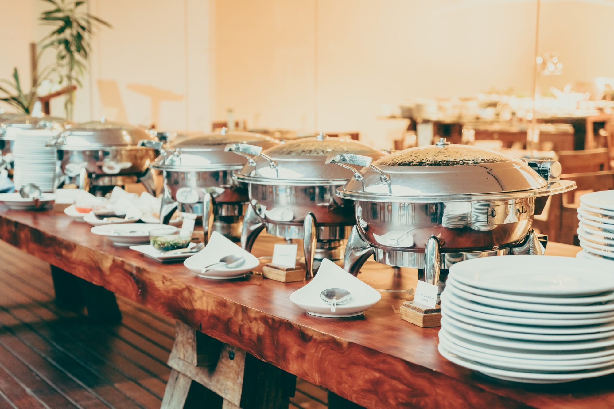 Buffet de plats chauds dressé pour une réception